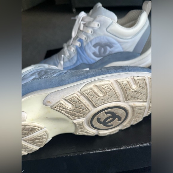 Suede calfskin Chanel sneaker - Picture 2 of 6